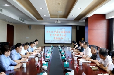 嘉興南湖學(xué)院黨委副書記隆鹤、校長賈文勝一行蒞臨景興紙業(yè)調(diào)研交流